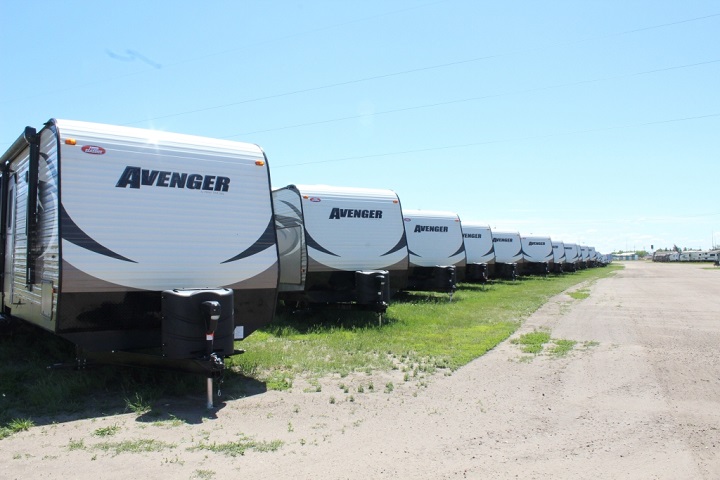 A lineup of Avenger RVs in the parking lot. 